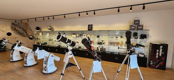 Intérieur du magasin d'astronomie à Cormontreuil : télescopes et vitrines d'accessoires